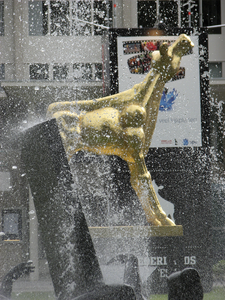 905691 Afbeelding van het beeld 'Het Gouden Kalf', symbool van het Nederlands Film Festival, geplaatst voor de ...